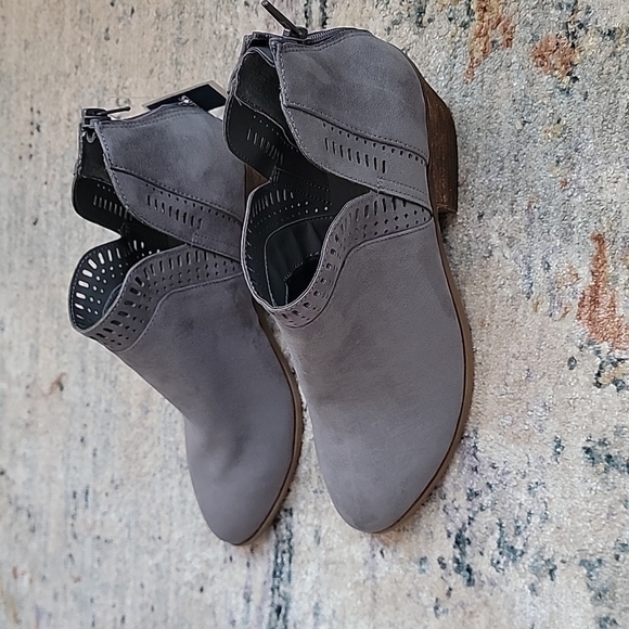 Carlos by Carlos Santana The Marteen Laser Cut Ankle Bootie Gray Suede Size 7 - Picture 8 of 10